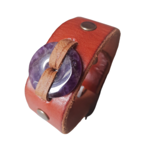 Voor de liefhebbers van een edelsteen die spirituele groei bevordert, hebben we de armband met mooie kwaliteit Amethist donut. Het roodbruine leer is gerecycled